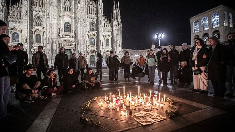 Des gens assistent à une veillée aux chandelles devant la cathédrale du Duomo de Milan pour Giulia Cecchettin, 22 ans, dans le nord de l'Italie, le dimanche 19 novembre 2023.