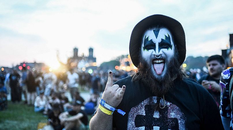 Un fan de heavy metal fait des gestes alors qu'il assiste à un concert lors du festival de rock Hellfest Summer Open Air à Clisson, dans l'ouest de la France, le 15 juin 2023.