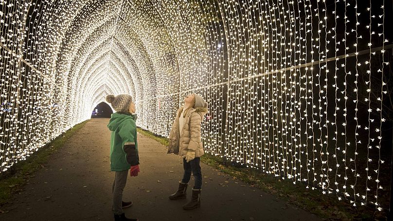 Promenez-vous dans les tunnels lumineux scintillants à Noël à Kew.