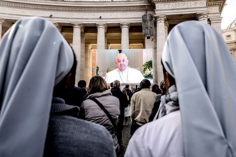 Des fidèles se sont rassemblés dimanche sur la place Saint-Pierre pour soutenir le pape François alors qu'il préside la prière de l'Angélus depuis la chapelle Santa Marta en raison d'une inflammation pulmonaire