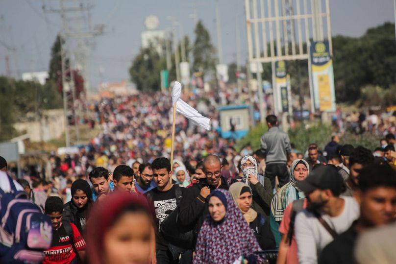 Citoyens palestiniens déplacés de la ville de Gaza vers le sud de la bande de Gaza, rue Salah al-Din, dans le quartier d'Al-Mughraqa