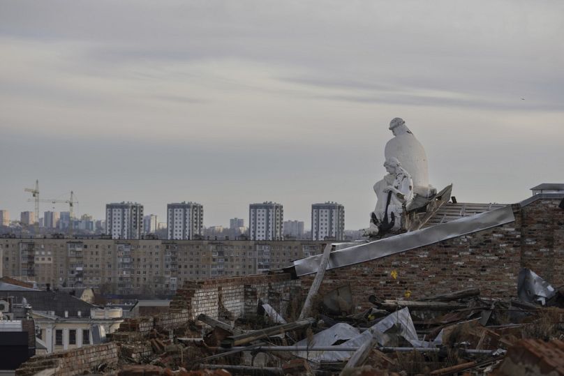 Une statue est visible sur le toit d'un bâtiment endommagé l'année dernière à Kharkiv, en Ukraine, le vendredi 3 novembre 2023.