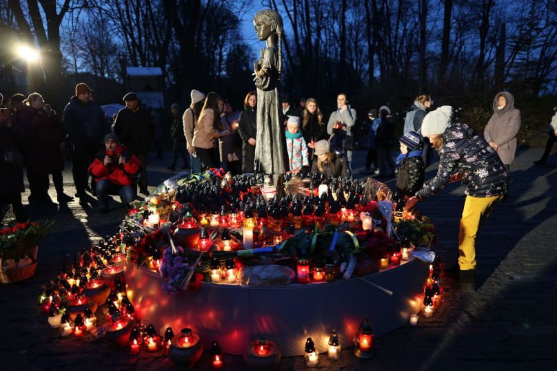 Les gens honorent la mémoire des millions d'Ukrainiens morts pendant la grande famine ukrainienne organisée par le régime soviétique près du monument aux victimes de l'Holodomor