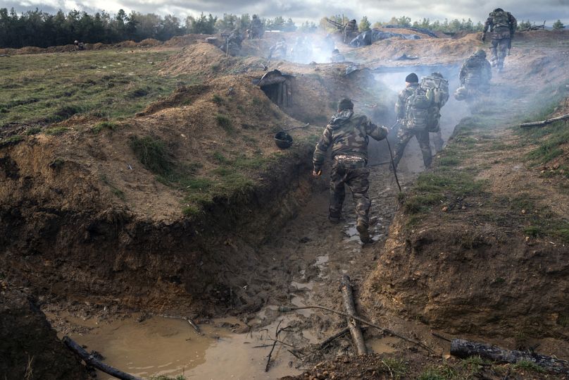 Des fantassins ukrainiens s'entraînent avec des soldats français pour acquérir des techniques de combat, en France, le mardi 7 novembre 2023.