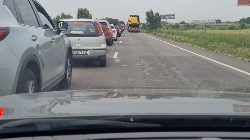 Des files d'attente de plusieurs heures à la frontière entre la Bulgarie et la Roumanie ont des conséquences néfastes sur le climat et la santé.