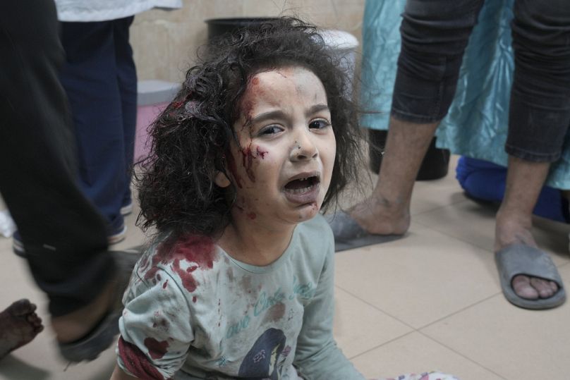 Un enfant palestinien blessé lors des bombardements israéliens est transporté dans un hôpital de Deir al Balah, au sud de la bande de Gaza, le jeudi 2 novembre 2023.