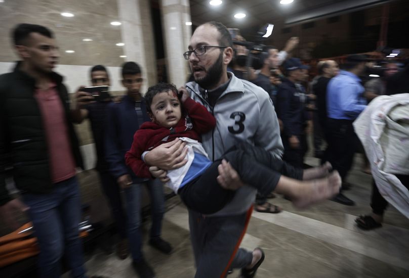 Un enfant palestinien blessé est transporté à l'hôpital Nasser à la suite d'un bombardement israélien sur le camp de réfugiés de Khan Younis, dans le sud de la bande de Gaza, le mardi 21 novembre 2023.