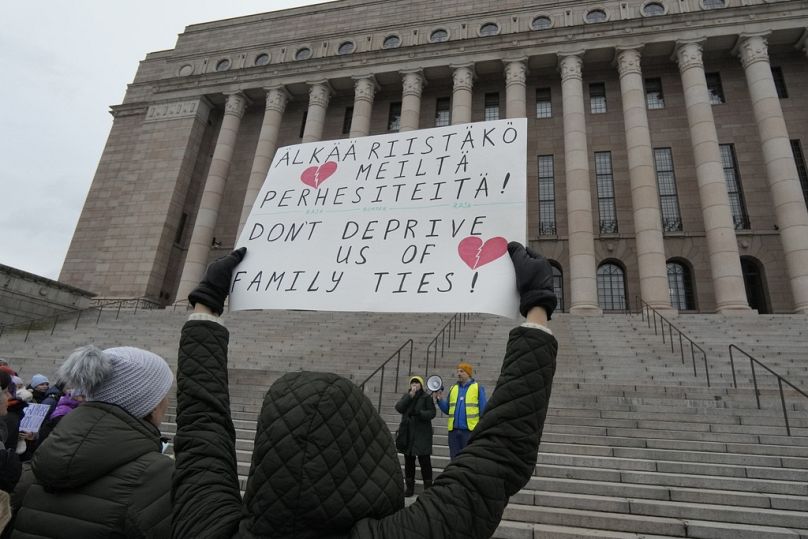 Des gens, pour la plupart d'origine russe, se rassemblent devant le parlement finlandais pour protester contre la fermeture des points de passage frontaliers avec la Russie, à Helsinki, le 18 novembre 2023.