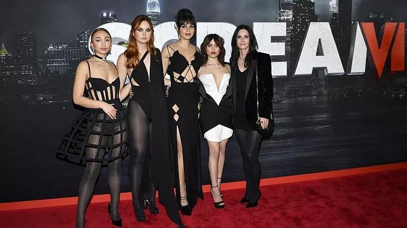 De gauche à droite : Devyn Nekoda, Liana Liberato, Melissa Barrera, Jenna Ortega et Courteney Cox assistent à la première mondiale de 