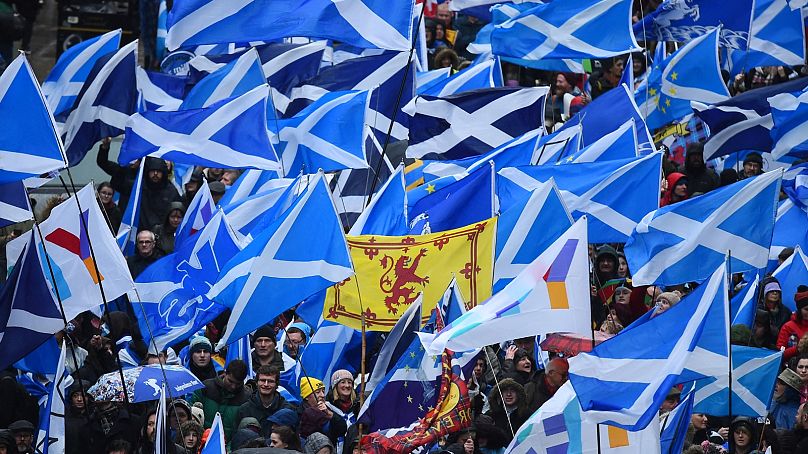 DOSSIER : Des manifestants portant des drapeaux du sautoir écossais assistent à un rassemblement pour l'indépendance écossaise à Glasgow, le 11 janvier 2020, en janvier.