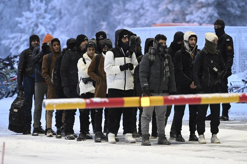 Les migrants arrivent au poste frontière international entre la Finlande et la Russie, à Salla, en Finlande, le jeudi 23 novembre 2023.