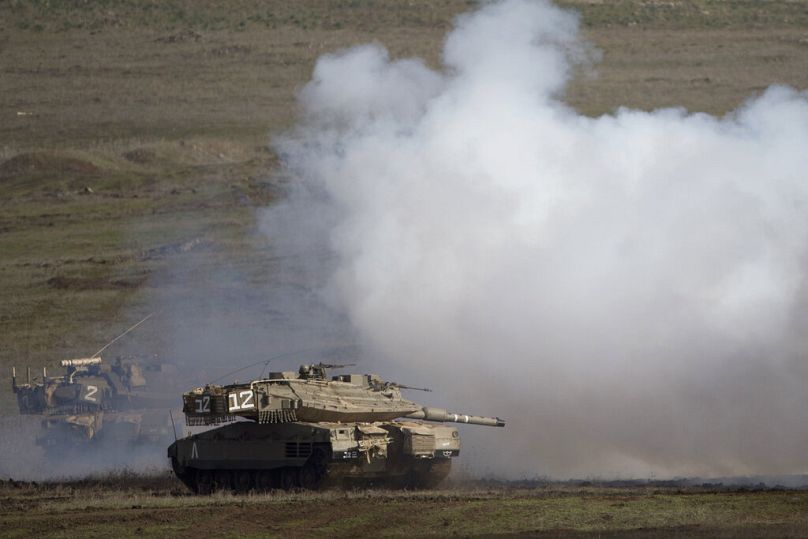 DOSSIER - Des chars israéliens Merkava Mark 4 roulent lors d'un exercice sur le plateau du Golan contrôlé par Israël, près de la frontière avec la Syrie, le lundi 11 janvier 2016.