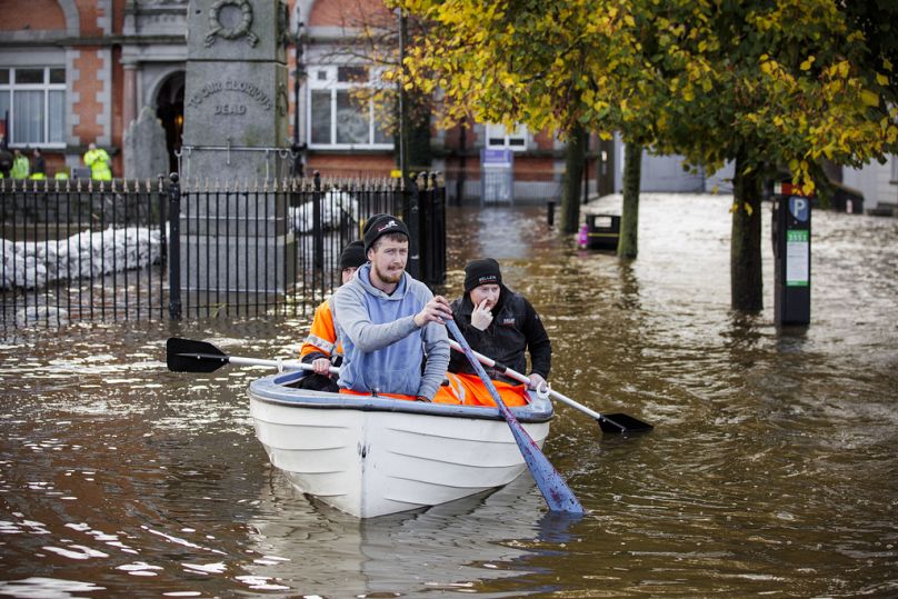 Des gens descendent en canoë un Bank Parade inondé à Newry Town, Co Down, Irlande du Nord, le mardi 31 octobre 2023.