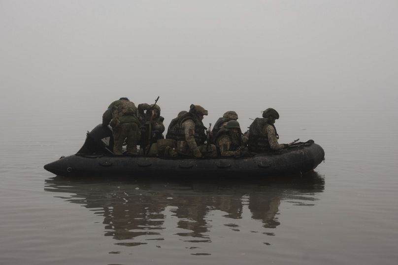 Des marines ukrainiens naviguent le long du fleuve Dnipro sur la ligne de front près de Kherson, en Ukraine, le samedi 14 octobre 2023.