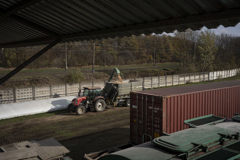 Les céréales sont déchargées des sacs de silos en plastique dans une installation de manutention et de stockage du centre de l'Ukraine.