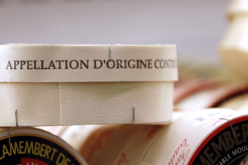 Photo prise le 20 mars 2012 au rayon fromages d'un supermarché de Caen, de boîtes de camemberts.