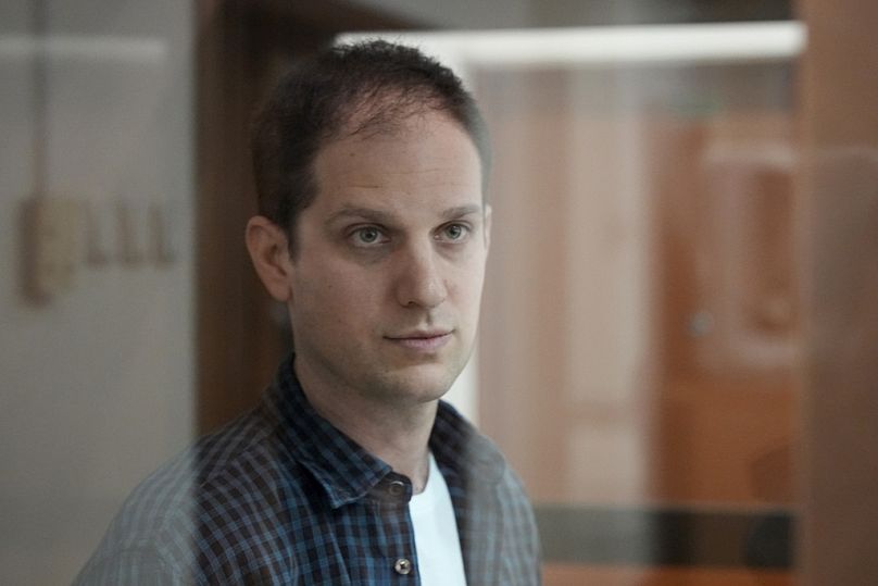 Le journaliste du Wall Street Journal, Evan Gershkovich, se tient dans une cage de verre dans une salle d'audience du tribunal municipal de Moscou, en Russie, le 10 octobre 2023.