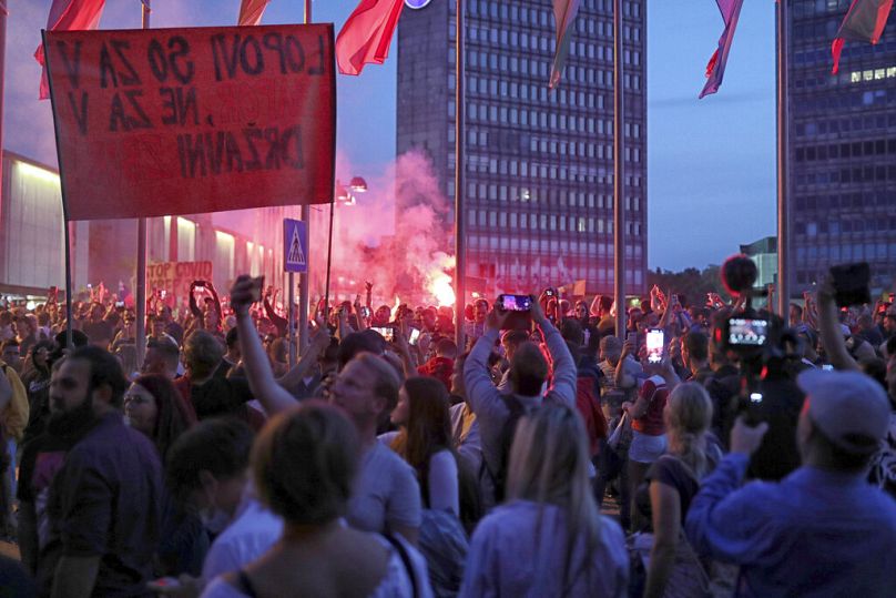 Des manifestants anti-vaccination se rassemblent près du Parlement à Ljubljana, en Slovénie, le mercredi 15 septembre 2021.