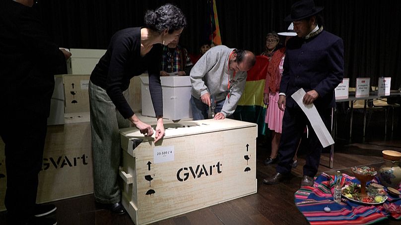 De larges boîtes à clichés du Musée ethnographique de Genève (MEG) contenant trois corps humains momifiés de la période précolombienne prêts à être restitués aux autorités boliviennes