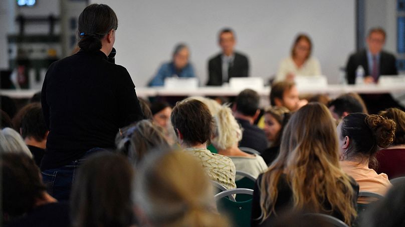 DOSSIER : Une femme témoigne devant la Commission indépendante sur l'inceste et les violences sexuelles contre les enfants, Paris, septembre 2023