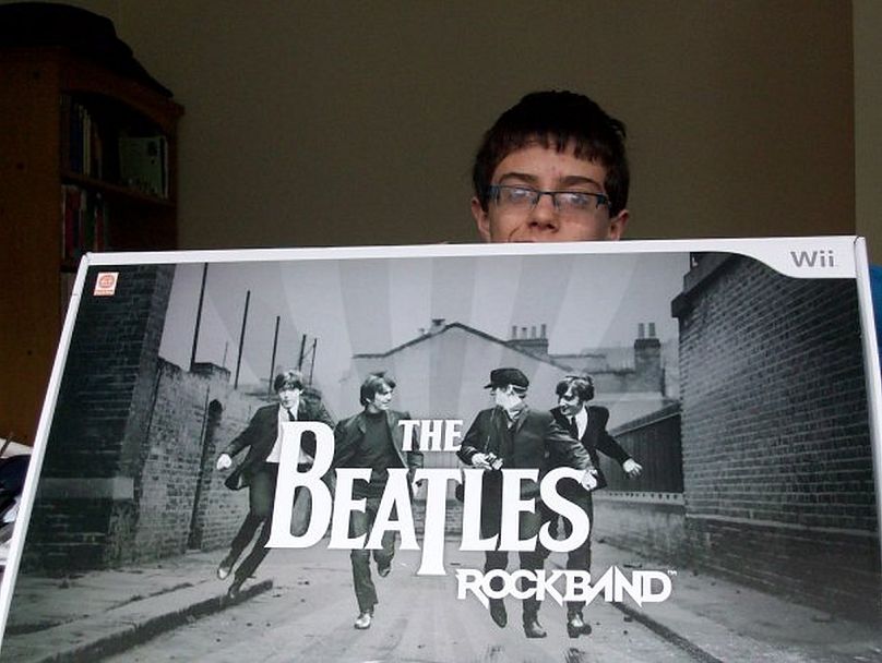 Moi-même à 14 ans en 2009, posant avec mon « bientôt » cadeau de Noël.  Le Beatles Rockband a exposé le groupe à une nouvelle génération d'enfants et d'adolescents