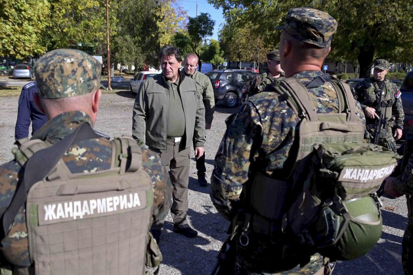 Sur cette photo fournie par le ministère serbe de l'Intérieur, le ministre serbe de l'Intérieur, Bratislav Gasic, s'entretient avec des policiers près de la frontière entre la Serbie et la Hongrie.