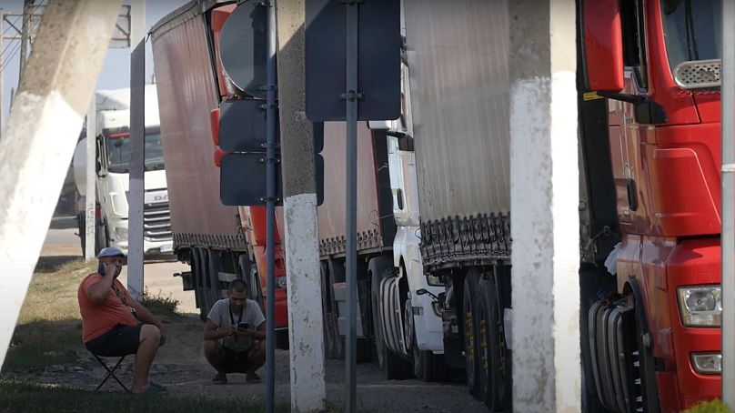 Des chauffeurs de camion attendent au bord de la route dans un goulot d'étranglement pour tenter d'accéder au port roumain, septembre 2023