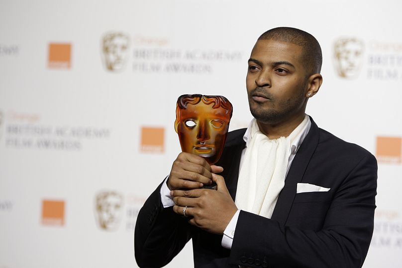 Noel Clarke présente son Orange Rising Star Award lors des British Academy Film Awards 2009 au Royal Opera House de Londres, en Angleterre.