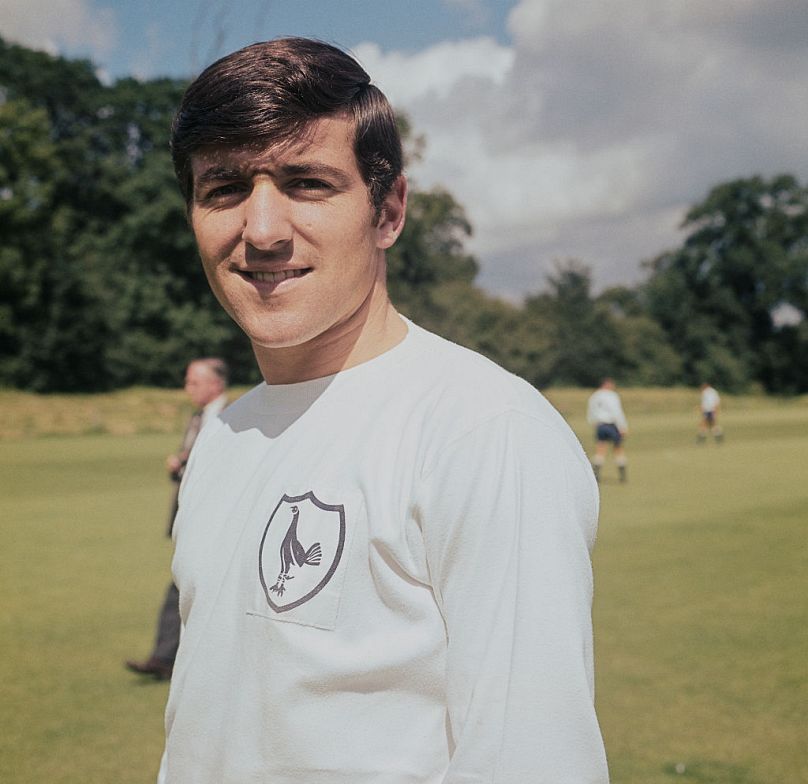 Terry Venables pose avec le maillot des Spurs lors d'une séance d'entraînement en 1966