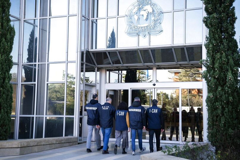 Des carabiniers italiens et des policiers anti-Ndrangheta arrivent au siège d'Interpol à Lyon, dans le centre de la France, le jeudi 2 février 2023.