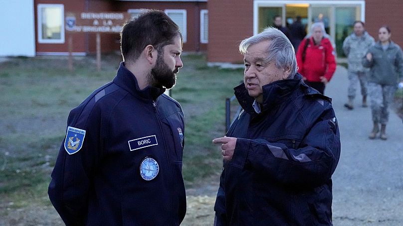 Le président chilien Gabriel Boric, à gauche, et le secrétaire général des Nations Unies, Antonio Guterres, discutent avant de prendre un vol pour l'Antarctique.