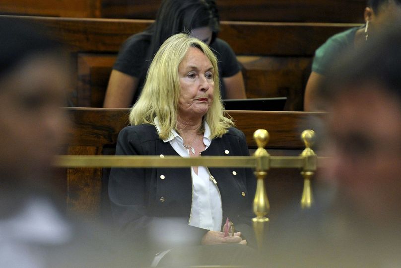 DOSSIER – June Steenkamp, ​​mère de Reeva Steenkamp, ​​devant la Haute Cour d'appel de Bloemfontein, Afrique du Sud, le vendredi 3 novembre 2017.