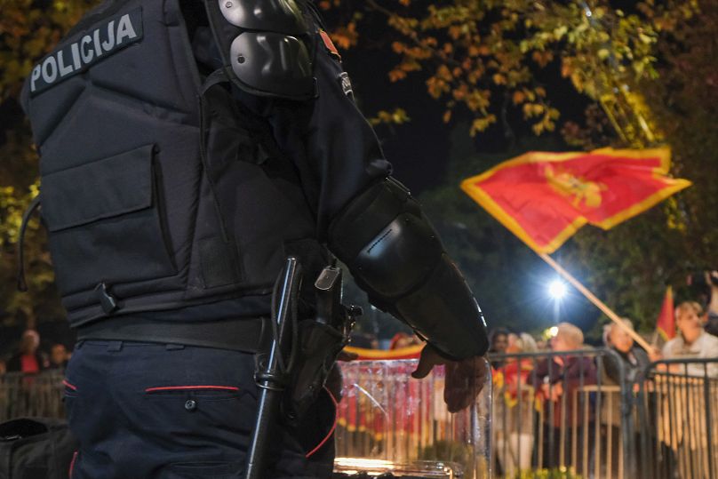 Des manifestants protestent contre le nouveau président du Parlement, Andrija Mandic, devant le bâtiment du Parlement à Podgorica, la capitale du Monténégro, le lundi 30 octobre 2023.