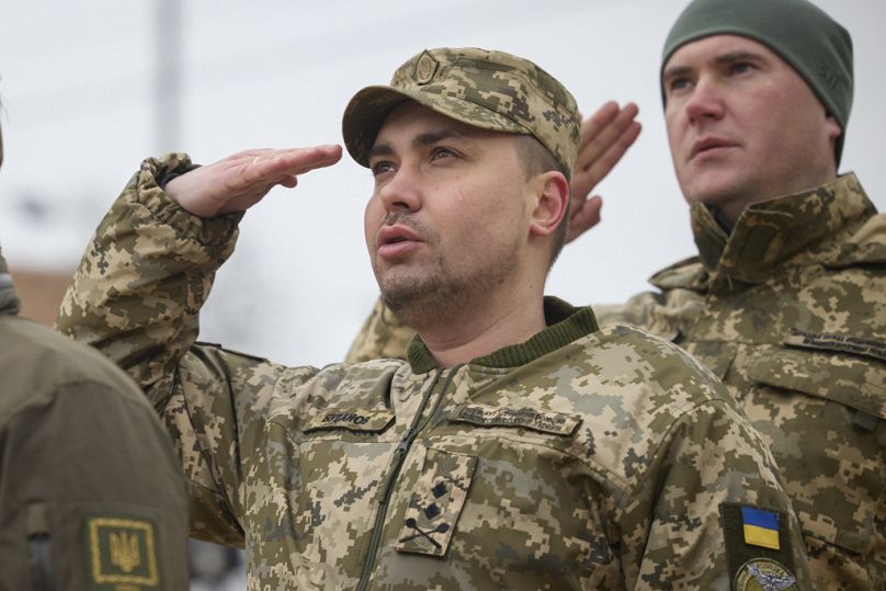 Le major-général Kyrylo Budanov, chef du renseignement militaire ukrainien, au centre, assiste à un événement commémoratif à l'occasion du premier anniversaire de la guerre entre la Russie et l'Ukraine à Kiev.