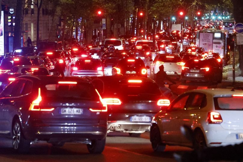 Des voitures dans un embouteillage au centre-ville de Paris le 14 novembre 2023.