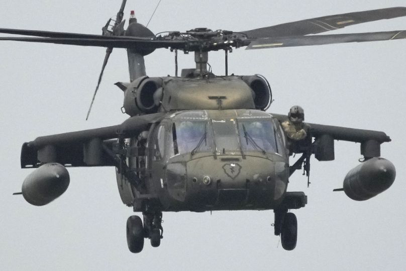 un hélicoptère américain Black Hawk alors qu'il manœuvre lors d'un exercice militaire conjoint aux Philippines, 2023.