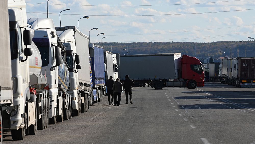 Les camionneurs ukrainiens bloqués alors que les sociétés de transport polonaises bloquent les passages frontaliers