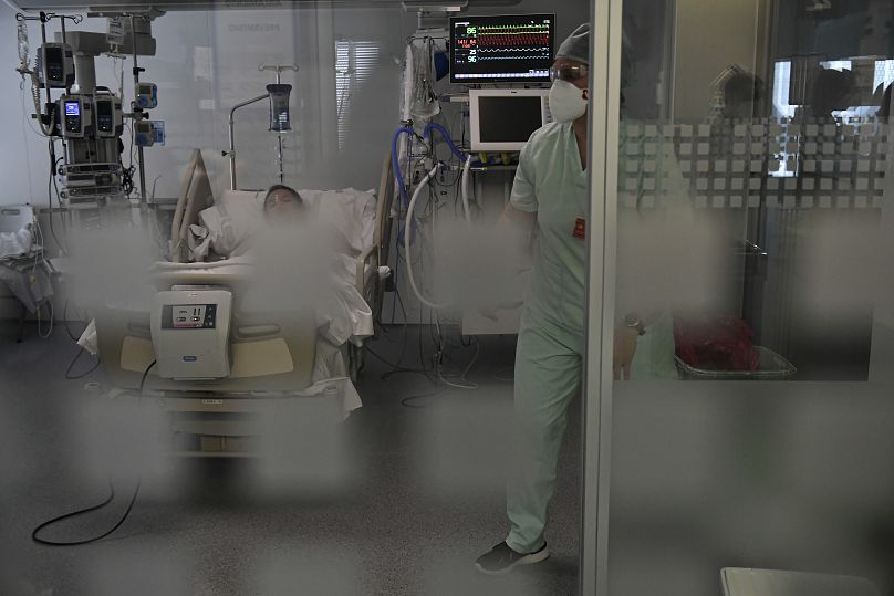 Un membre du personnel médical s'occupe d'un patient atteint de COVID-19 dans le service de soins intensifs de l'hôpital universitaire de Pampelune, dans le nord de l'Espagne.