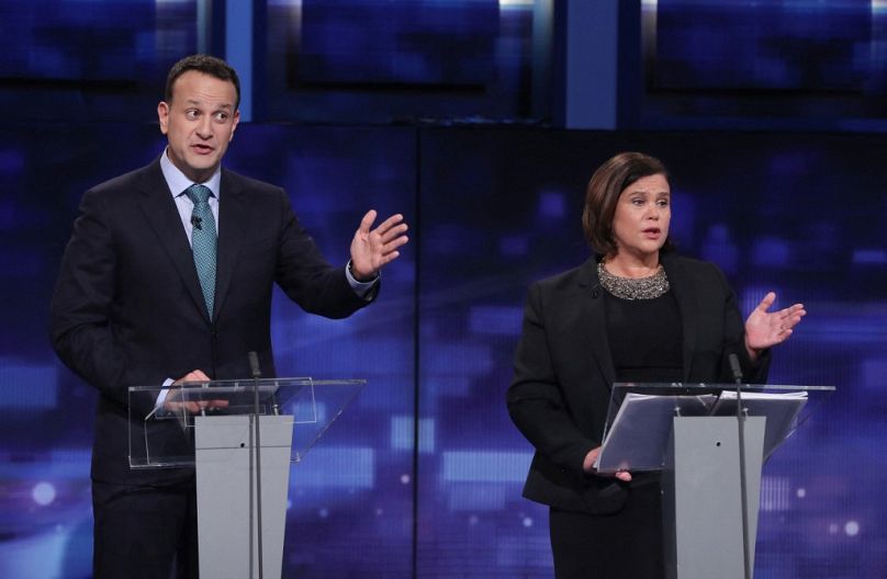 Le Premier ministre irlandais et leader du Fine Gael, Leo Varadkar, et la présidente du Sinn Fein, Mary Lou McDonald, participent à un débat électoral télévisé en 2020.