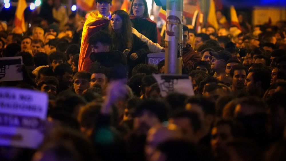 Les manifestants dénoncent l'accord du Parti socialiste espagnol avec les séparatistes catalans