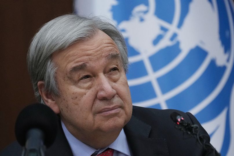 Le secrétaire général des Nations Unies, Antonio Guterres, s'adresse aux journalistes lors d'une conférence de presse, à Bagdad, en mars 2023.
