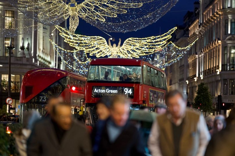 Les lumières de Noël sont exposées sur Regent Street à Londres le 24 novembre 2022.