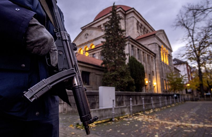 Un policier allemand monte la garde devant la synagogue de Francfort, en Allemagne, au début du mois.