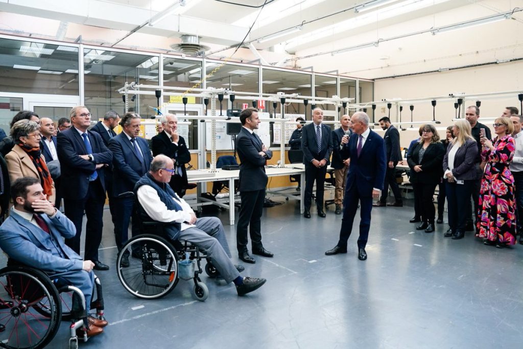 Avec nos postiers et salariés de La Poste.

Pour relever les grands défis de la transformation numérique, de la transition climatique et du grand âge, ils donnent de nouvelles vocations à leur activité.

Ensemble à Boulazac, nous découvrons le nouveau visage de Marianne :