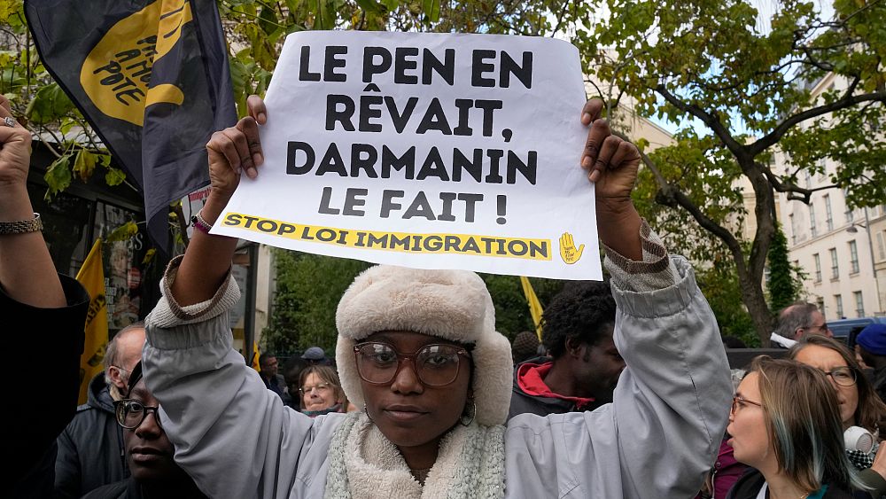 Manifestation alors que le Sénat français débat d'un projet de loi contestant le durcissement des lois sur l'immigration