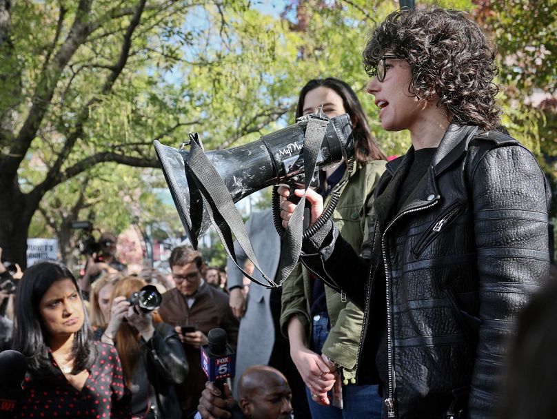 Meredith Whittaker, responsable de l'Open Research Group de Google, s'adresse à des centaines d'employés de Google lors d'un rassemblement de protestation, 2018.