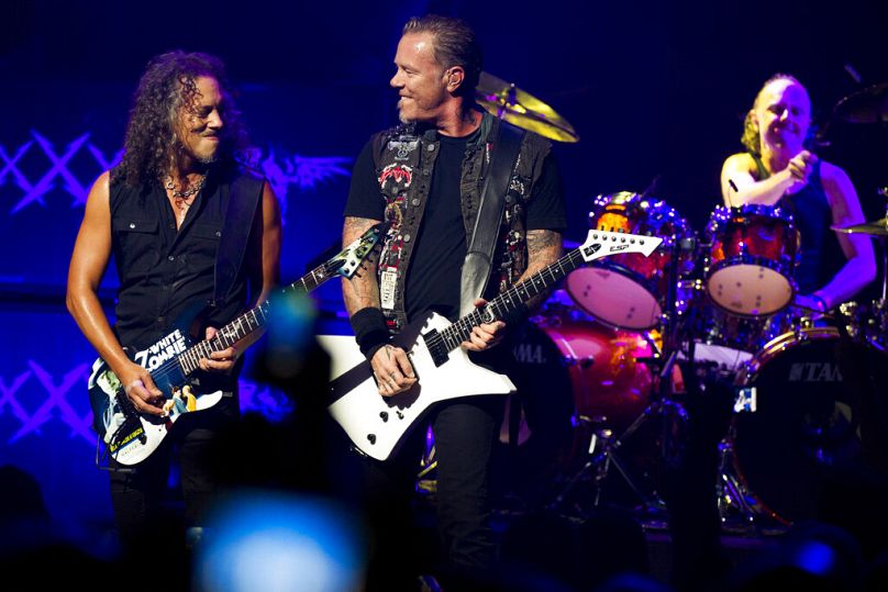 Les membres de Metallica, de gauche à droite, Kirk Hammett, Lars Ulrich et James Hetfield se produisent lors d'un concert privé pour les auditeurs de SiriusXM au NY Apollo Theatre le 21 septembre 2013.