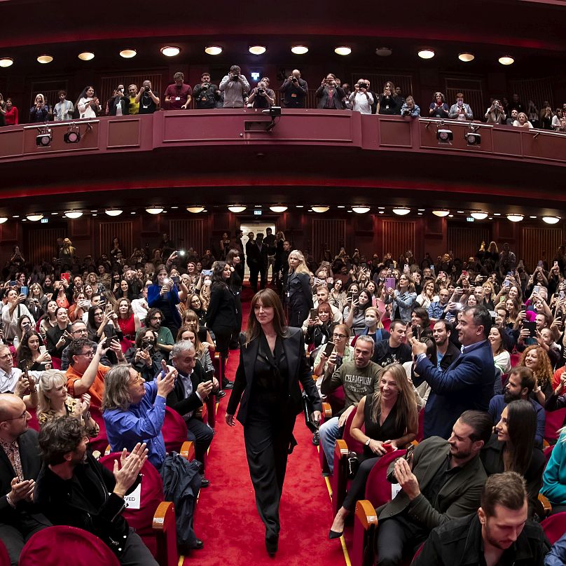 Monica Bellucci reçoit une salve d'applaudissements au Festival du film de Thessalonique, le 9 novembre 2023