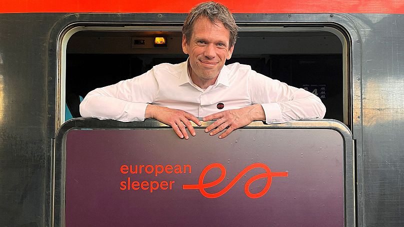 Chris Engelsman, co-fondateur de European Sleeper, pose une photo à bord du premier train European Sleeper à destination de Berlin, à la gare du Midi à Bruxelles, Belgique, le 26 mai 2023.