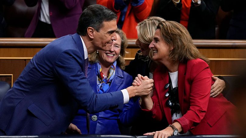 Sánchez célèbre avec les membres du parti après avoir été choisi par une majorité de législateurs pour former un nouveau gouvernement après un vote parlementaire de jeudi.